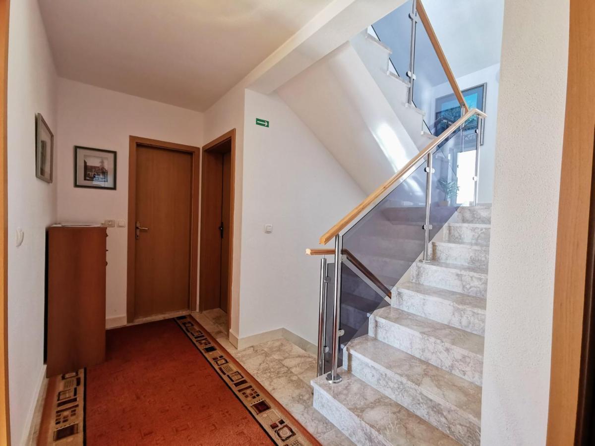 Villa Lille โตรกีร์ ภายนอก รูปภาพ